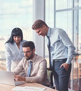 an employee showing something to his's colleagues